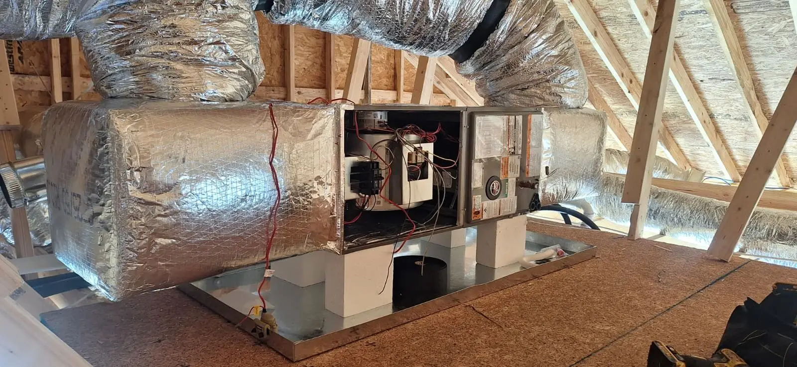 Attic duct system with insulated flex lines radiating from the air handler